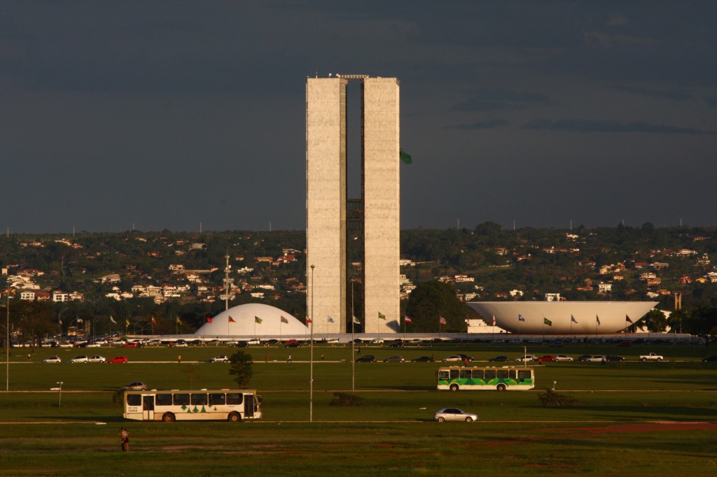 Toda atenção voltada para as  decisões tomadas em Brasília (Foto Adriano Rosa)
