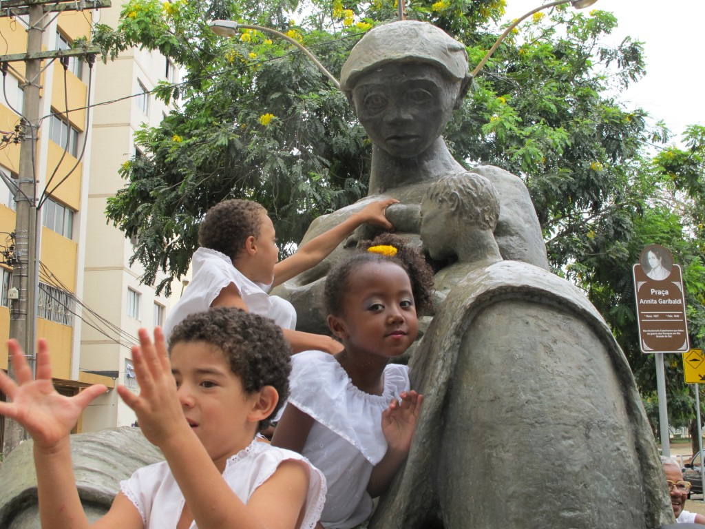 As crianças nos braços da Estátua da Mãe Preta: o futuro em aberto