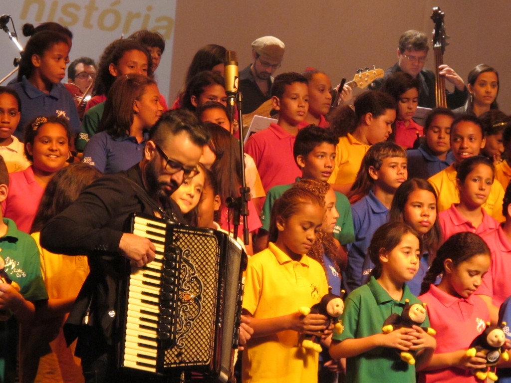 Muitos músicos, como Felipe Costa da Silva no acordeom, contribuíram para o espetáculo