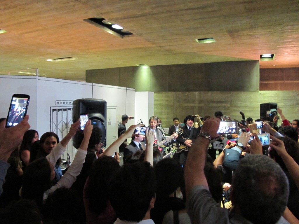 O prefeito Fernando Haddad não resistiu e acompanhou o grupo cover dos Beatles na abertura da exposição