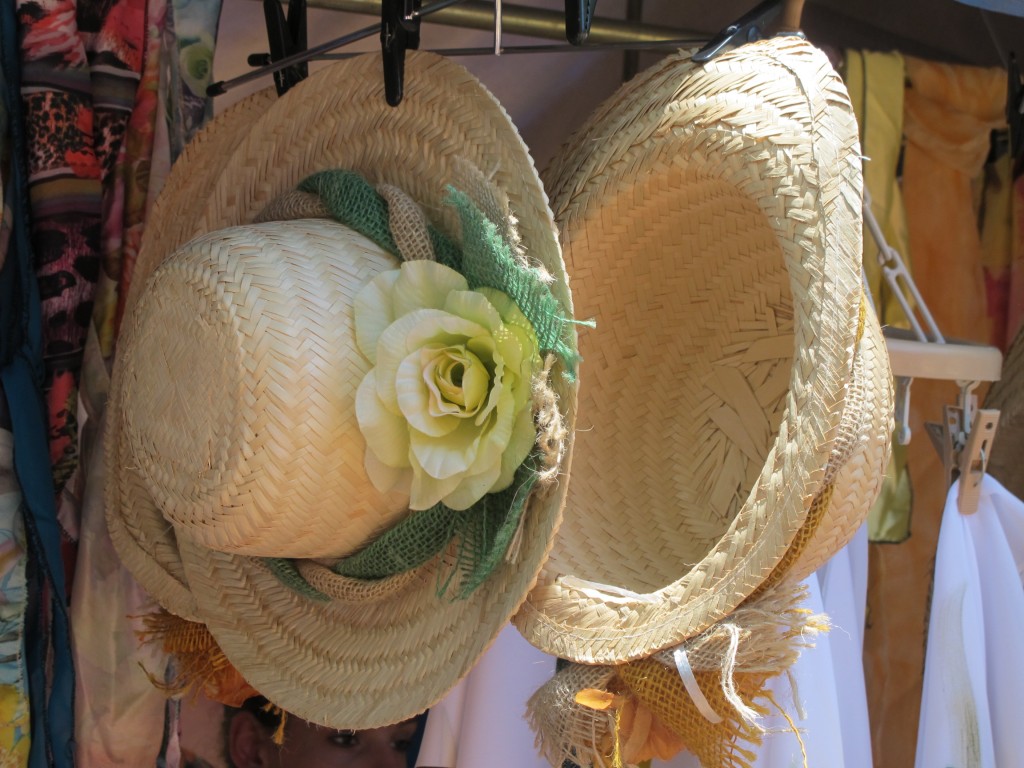 Chapéus floridos, outro item do cardápio de Lili