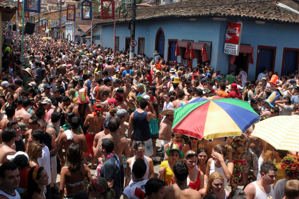 Mais de 100 mil pessoas vão todo ano à pequena cidade do Vale do Paraíba no Carnaval