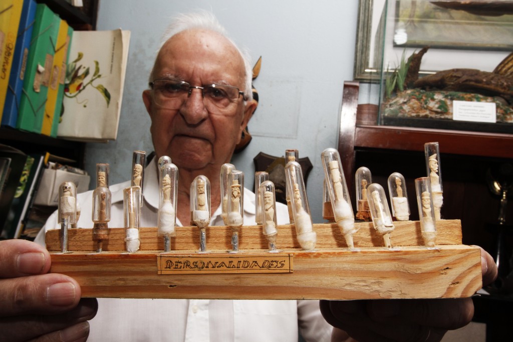 O agrônomo e suas miniaturas de personalidades mundiais, que ele mesmo esculpiu: a história nas mãos
