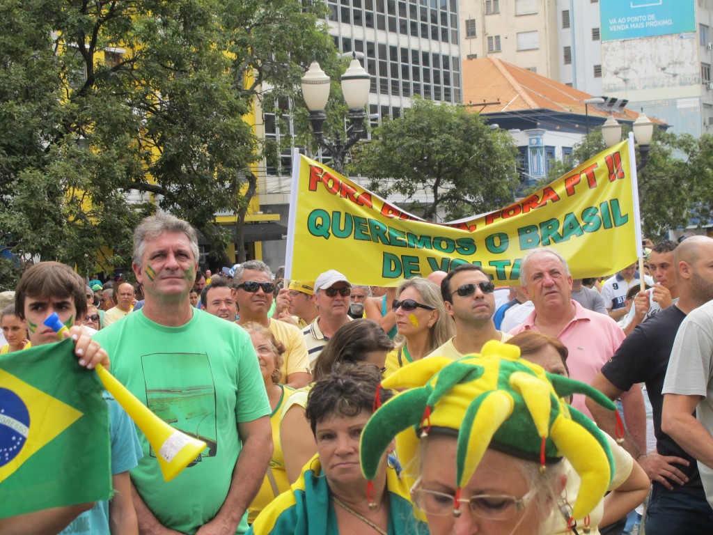 Grande parte dos manifestantes vestia verde e amarelo