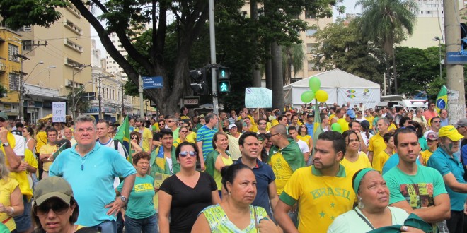 Em Campinas, ato contra governo Dilma no Largo do Rosário