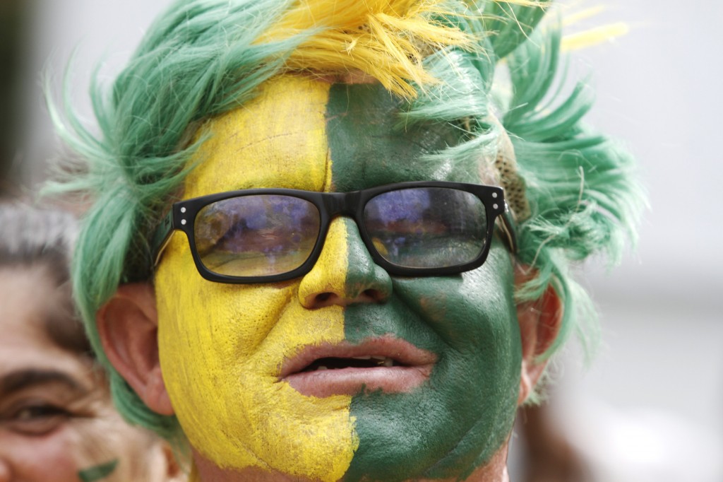 Muitas pessoas com a cara pintada: verde e amarelo na face (Foto Adriano Rosa)