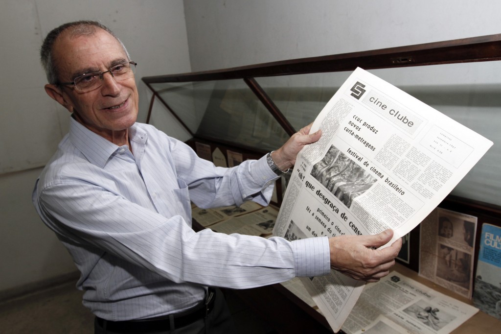 Ribeiro Borges mostra um dos exemplares do jornal editado pelo Cine-Clube 