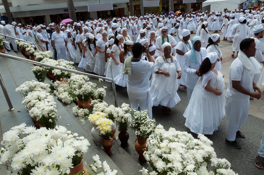  Em frente à Catedral, as comunidades cantaram e dançaram ao som dos tambores, todos vestidos de branco, como já é tradição