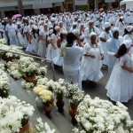 Em frente à Catedral, as comunidades cantam e dançam ao som dos tambores, todos vestidos de branco, como já é tradição (Foto Martinho Caires)