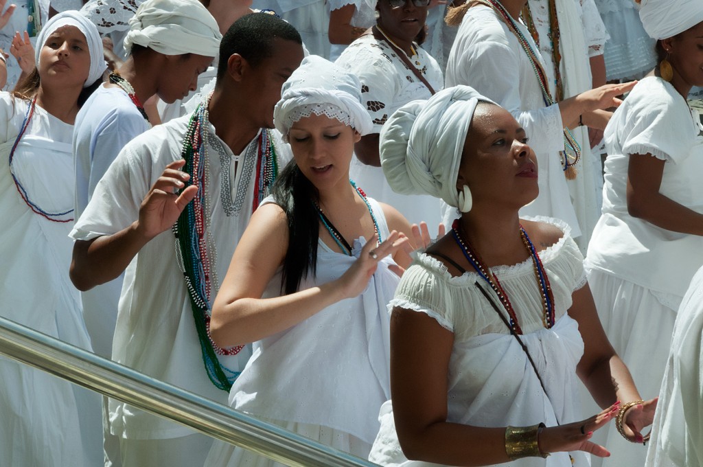 No País de todos os credos e todas as cores, negros e brancos celebram juntos o ato de resistência ao preconceito contra os negros e as práticas religiosas de herança africana