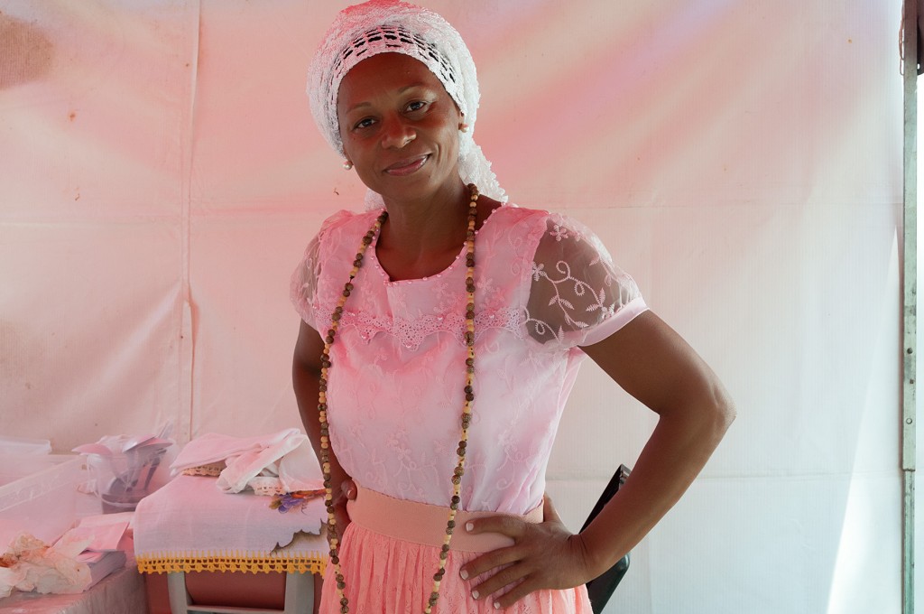 A baiana que professa o Espiritismo Maria José Lima Santos, de 44 anos, é conhecida como Maria do Acarajé; participa da lavagem há quatro anos com sua barraca de tapioca