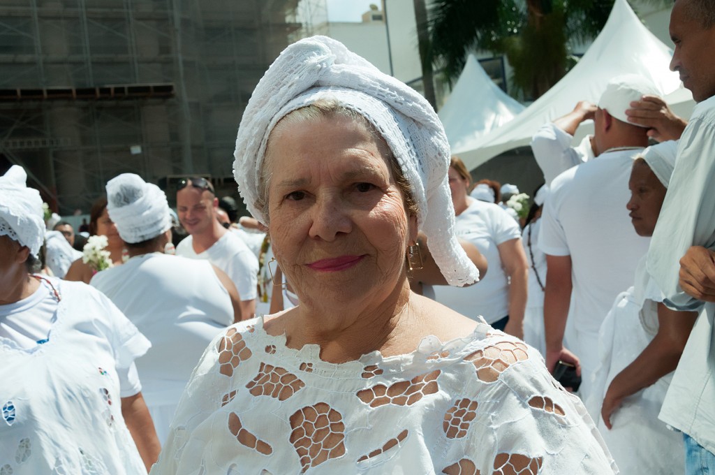 A paranaense e praticante do Candomblé Maria Aparecida dos Santos, de 71 anos, participa da lavagem desde a primeira edição, em 1985, e hoje ajuda na barraca de Mãe Dango, uma das criadoras do evento
