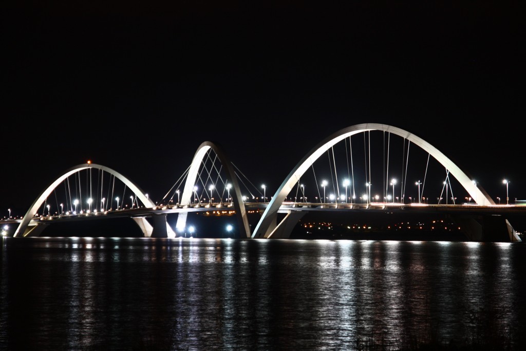 Ponte JK à noite: inaugurada em 2002, mais um marco arquitetônico lembrando o presidente que materializou Brasília, com 720 metros de extensão e projeto do arquiteto Alexandre Chan.    