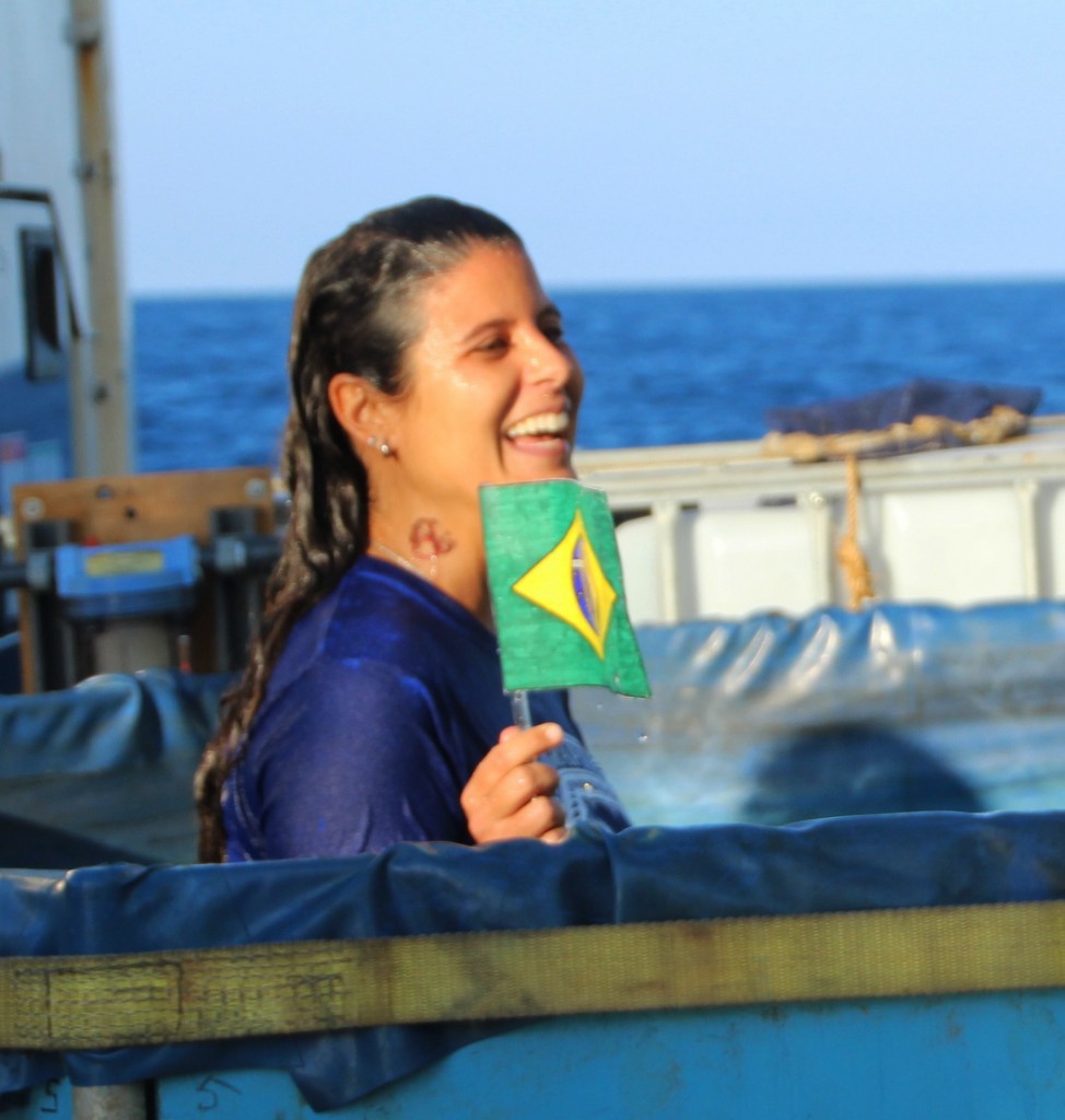 Camila "do Brasil", na piscina improvisada do Navio de pesquisa americano, Atlantis, após seu primeiro mergulho profundo e "batismo" com duas baldadas de gelo. Foto tirada em 14/11/2014 (Foto Camila Signori)