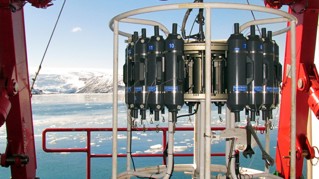 Navegando pelo Estreito de Bransfield (a oeste da Península Antártica), para coletar amostras de água para estudos de Oceanografia Física, Química e Biológica. Sistema CTD-Rosette (CTD=condutivity/condutividade, temperature/temperatura e depth/profundidade), com 24 garrafas de Niskin acopladas: instrumento amplamente utilizado para coleta de dados de Oceanografia nos navios de pesquisa, operado através do guincho. Os sensores do sistema de perfilagem CTD nos permitem visualizar toda a coluna d'água no computador do laboratório para definirmos com exatidão as profundidades onde desejamos fechar as garrafas com amostras de água do mar. Foto tirada em 21/02/2013 (Foro Camila Signori)