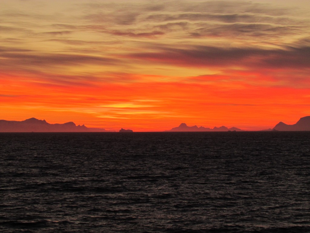 Pôr-do-sol mágico, em um dos lugares favoritos de Camila na Antártica, o Estreito de Gerlache. Foto tirada às 22:40h do dia 12/02/2013 (Foto Camila Signori)