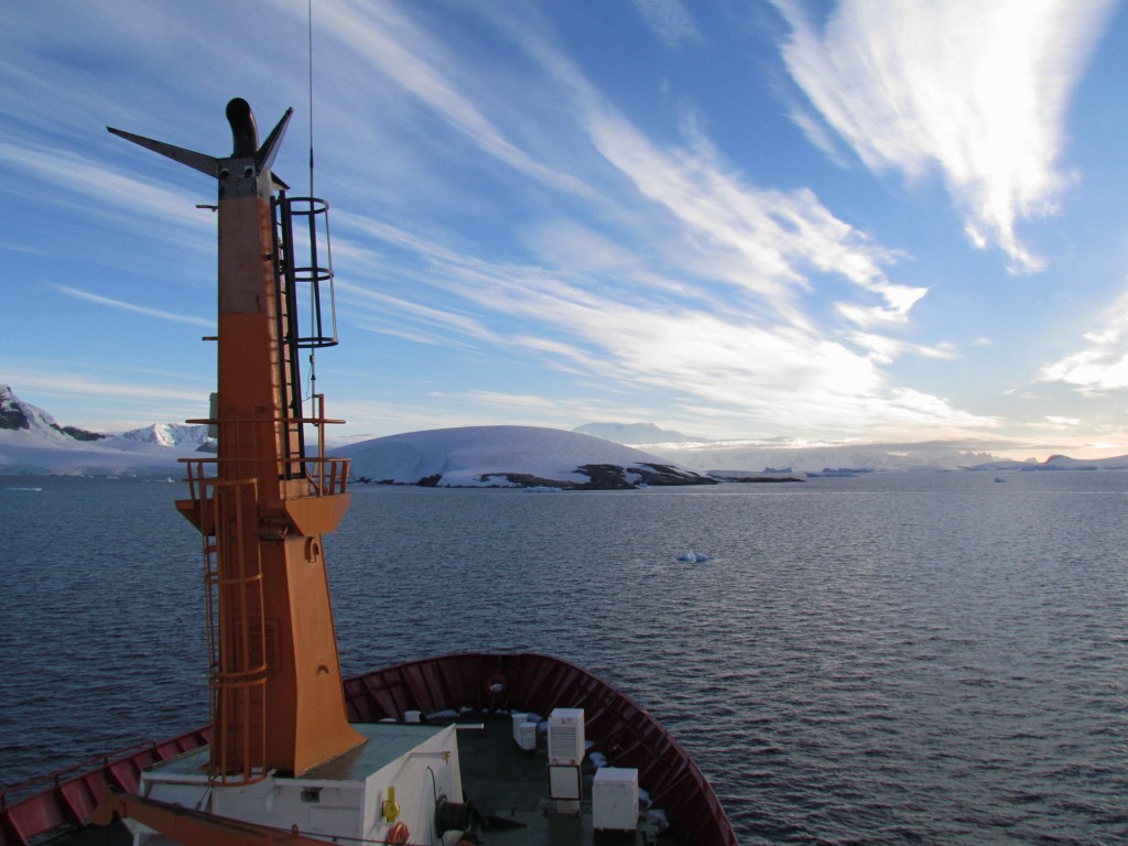 Navio polar Almirante Maximiano (H41), em um dos raros dias ensolarados, navegando pelo Estreito de Gerlache em 9/2/2014 (Foto Camila Signori)