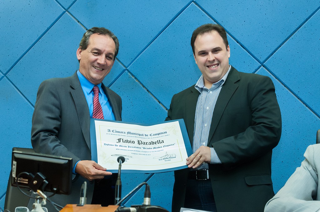 Com dez anos de profissão, Flávio Paradella foi homenageado pela Câmara e recebeu de Luiz Carlos Rossini o Diploma de Mérito Jornalístico