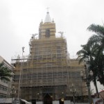 Fachada da Catedral, com amarelo-ocre original, ainda com os tapumes na manhã deste dia 3 de julho (Fotos José Pedro Martins)