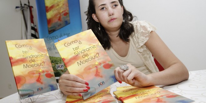 Câmara de Campinas entrega Medalha Arautos da Paz para jovem autora de livro sobre síndrome rara