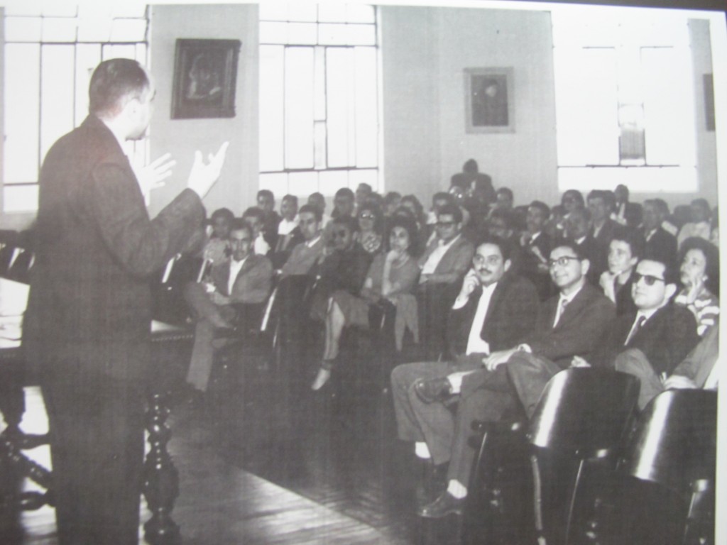 Paulo Emilio Salles Gomes abre curso no CCLA em 1961