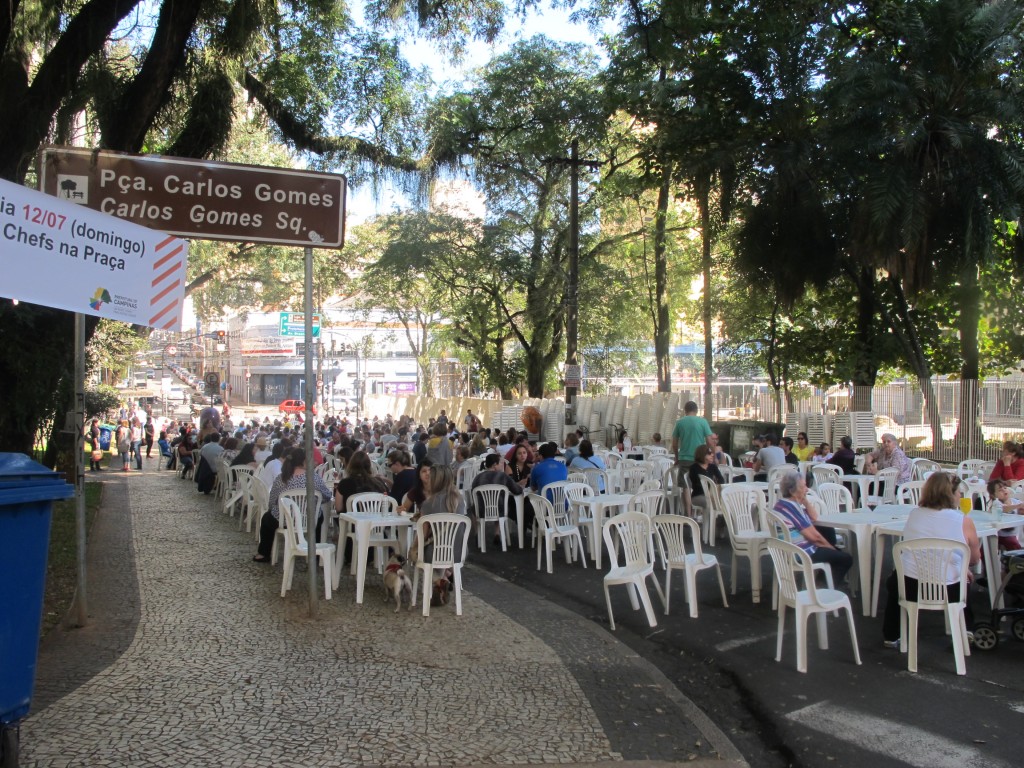 Mesas e cadeiras na rua General Osório, uma das novidades em 2015