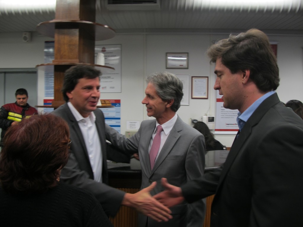 Secretário Floriano Pesaro cumprimenta o vice-prefeito Henrique Magalhães Teixeira e o diretor regional do CIESP, José Nunes Filho