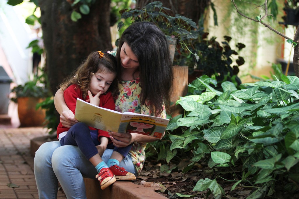 Patrícia Lopes lia literatura infantil para sua filha Laura desde a gestação, para estimular o prazer pela leitura em sua filha;  aos 3 anos, Laura gosta de ouvir e de contar histórias