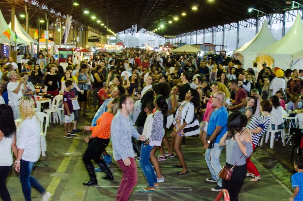 Muita opção para cantar e danças na plataforma da Estação Cultura (Foto Divulgação / Dreison Medeiros)