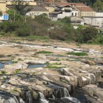 Rio Piracicaba, há duas semanas: seca atinge toda a região, que agora discute a pegada hídrica (Foto José Pedro Martins)