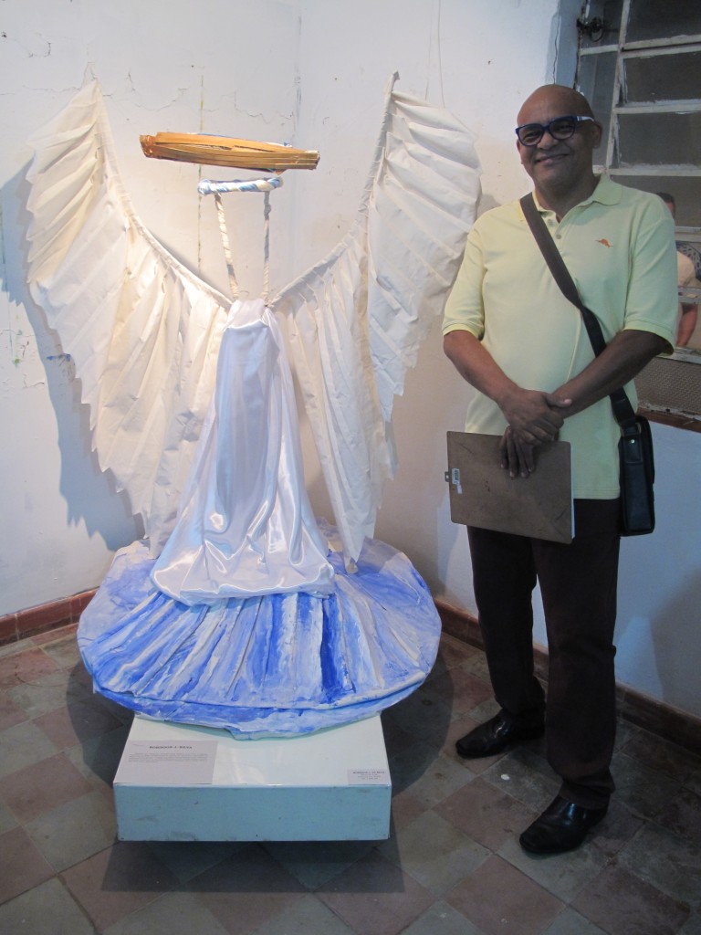 Robinson José da Silva e seu anjo de tecido, suporte para o barco da esperança à deriva