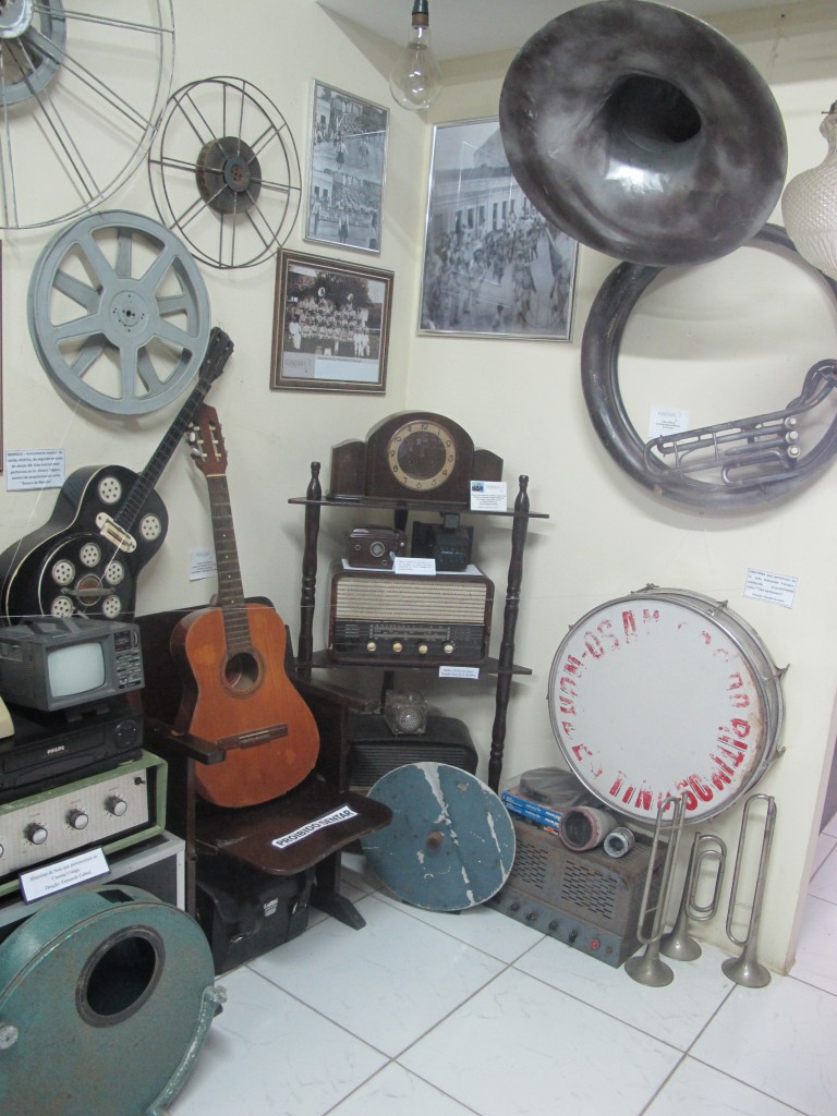 Instrumentos musicais, rádios no espaço dedicado à memória do som: objetos do afeto
