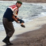 Alan, de 3 anos, foi encontrado em uma praia turca há um mês, no dia 2 de setembro; a imagem deflagrou reações e discussões sobre a questão da imigração na Europa (Foto: BBC)