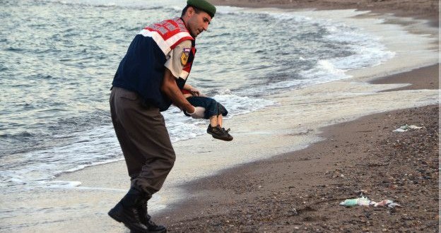 Jornalista descendente de sírios lembra que Alan, encontrado há um mês na praia, poderia ser ele, seu filho, seus avós ou bisavós