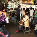 O poeta e seu violoncelo no seu lugar preferido, no meio do povo (Foto Divulgação/ Maycon Soldan)