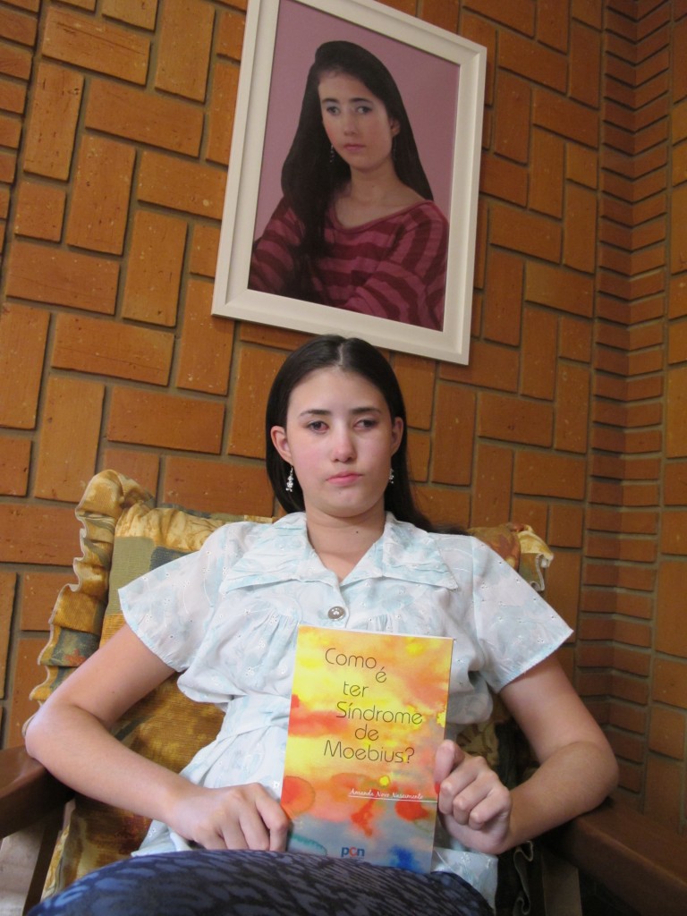 Amanda e seu livro, lançado em outubro de 2014 (Foto José Pedro Martins)