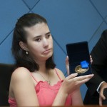 Amanda recebe a Medalha Arautos da Paz (foto Martinho Caires)