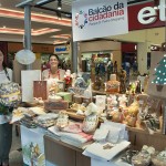 As voluntárias Márcia Camargo e Edna Silva, da Morada Espírita Professor Lairi Hans, que comercializa produtos artesanais no Balcão da Cidadania do Parque D. Pedro Shopping (Fotos: Martinho Caires)