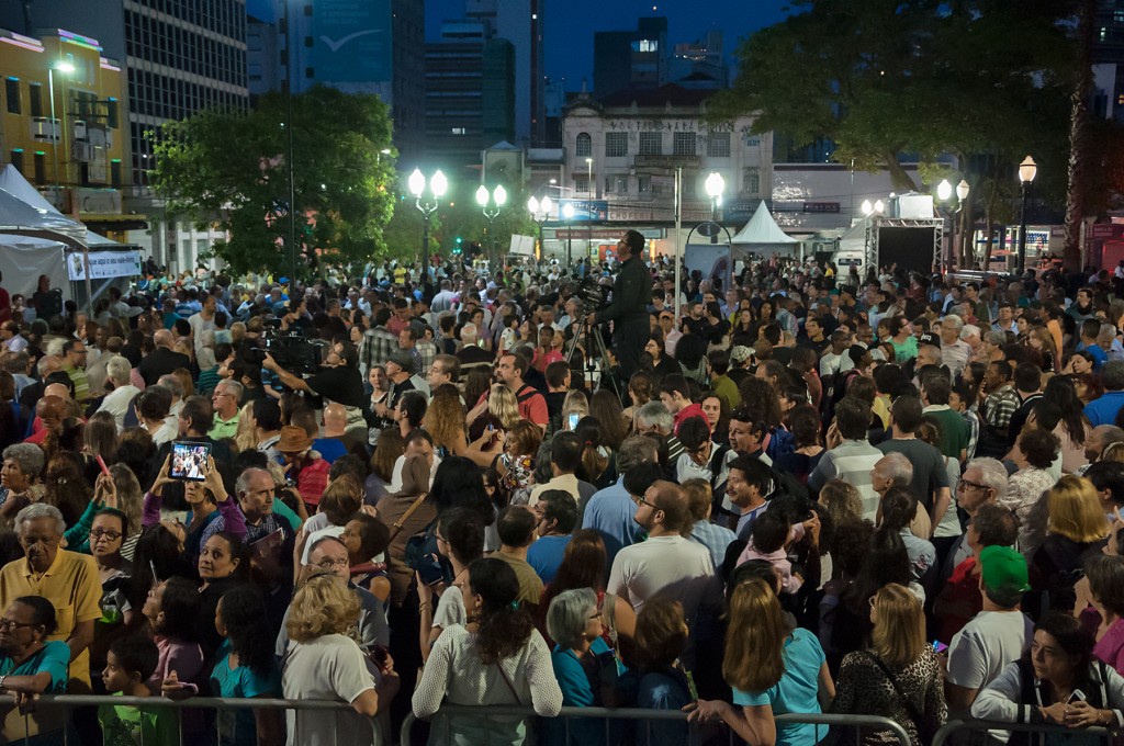 Grande público prestigiou evento na noite de 30 de novembro no Largo do Rosário (Foto Martinho Caires)
