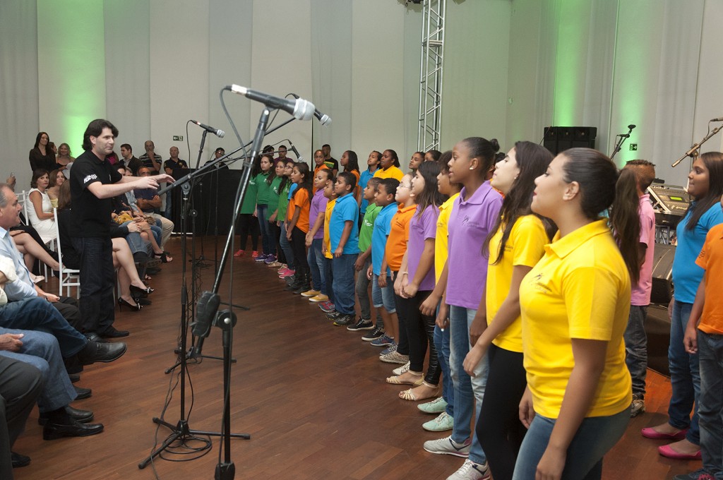 Emoção especial, na noite de premiação, pela presença do coral da entidade Semente Esperança, sob regência do maestro Ivan Bueno (Foto Martinho Caires)