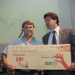 Adriano Rosa recebe o prêmio das mãos do vice-prefeito Henrique Magalhães Teixeira (Foto Martinho Caires)
