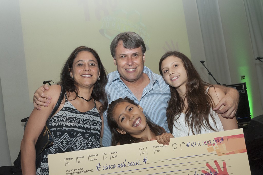 Adriano comemora com a esposa Raquel e filhas Gabriela e Mariana (Foto Martinho Caires)