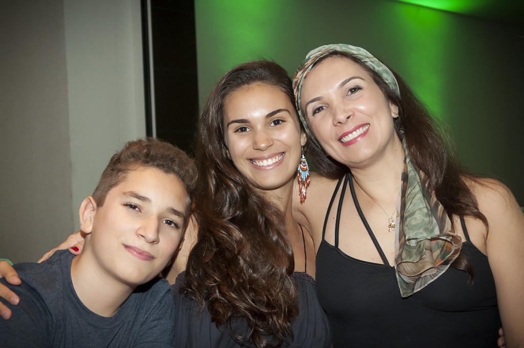 Adriana Menezes (com os filhos João e Julia), finalista na categoria de abrangência nacional e a mais disputada no Prêmio FEAC de Jornalismo 2015 (Foto Martinho Caires)