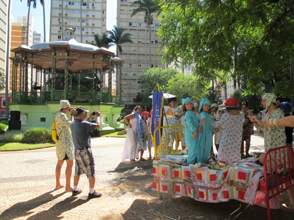 Crianças brincando tranquilas no familiar Carnaval do Cordão do Félix