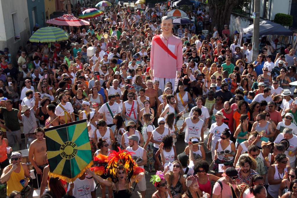 Boneco em homenagem a Helder Bittencourt, um dos fundadores do bloco Nem Sangue Nem Areia, foi confeccionado em Olinda para o Carnaval de 2014  Foto: Adriano Rosa