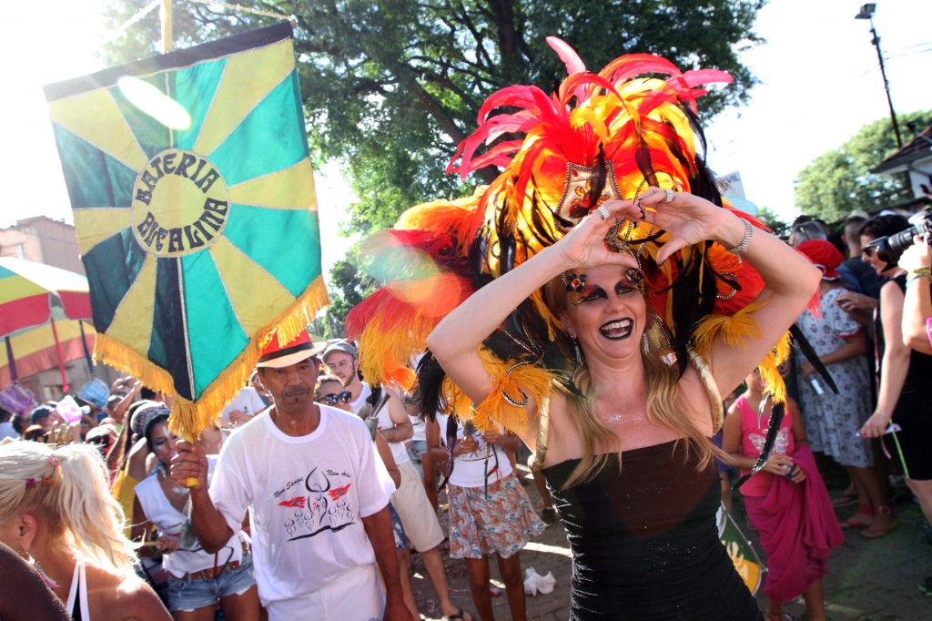 A Bateria Alcalina e sua rainha puxaram os carnavalescos no chão durante o trajeto do bloco nas ruas do bairro   Foto: Adriano Rosa