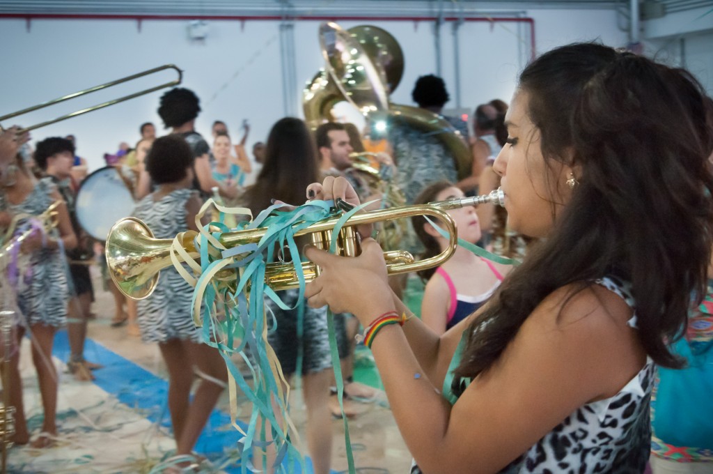 Trompetista do Ôncalo; grupo nasceu em escola pública de São Paulo a partir do interesse das alunas  Fotos: Martinho Caires