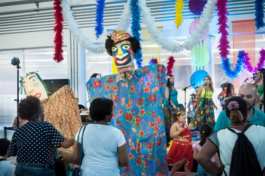 Os bonecos gigantes do Carnaval de Olinda se misturaram com foliões no galpão do Sesc Campinas durante show da Cia Cabelo de Maria   Fotos: Martinho Caires