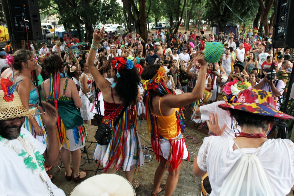 Caxdeirosas mais uma vez fizeram um Carnaval de raiz e multicolorido em Barão Geraldo, um dos epicentros da revitalização dos blocos em Campinas (Foto Adriano Rosa)