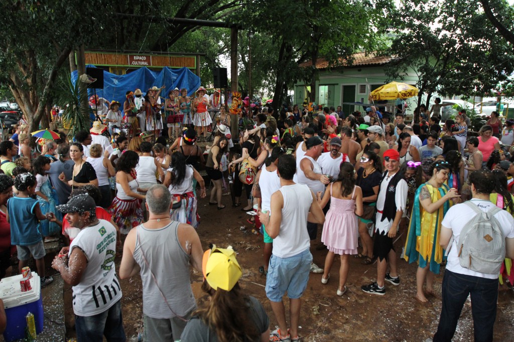 A Praça do Coco ficou cheia, para mais um Carnaval de raiz das Caxeirosas (Foto Adriano Rosa)